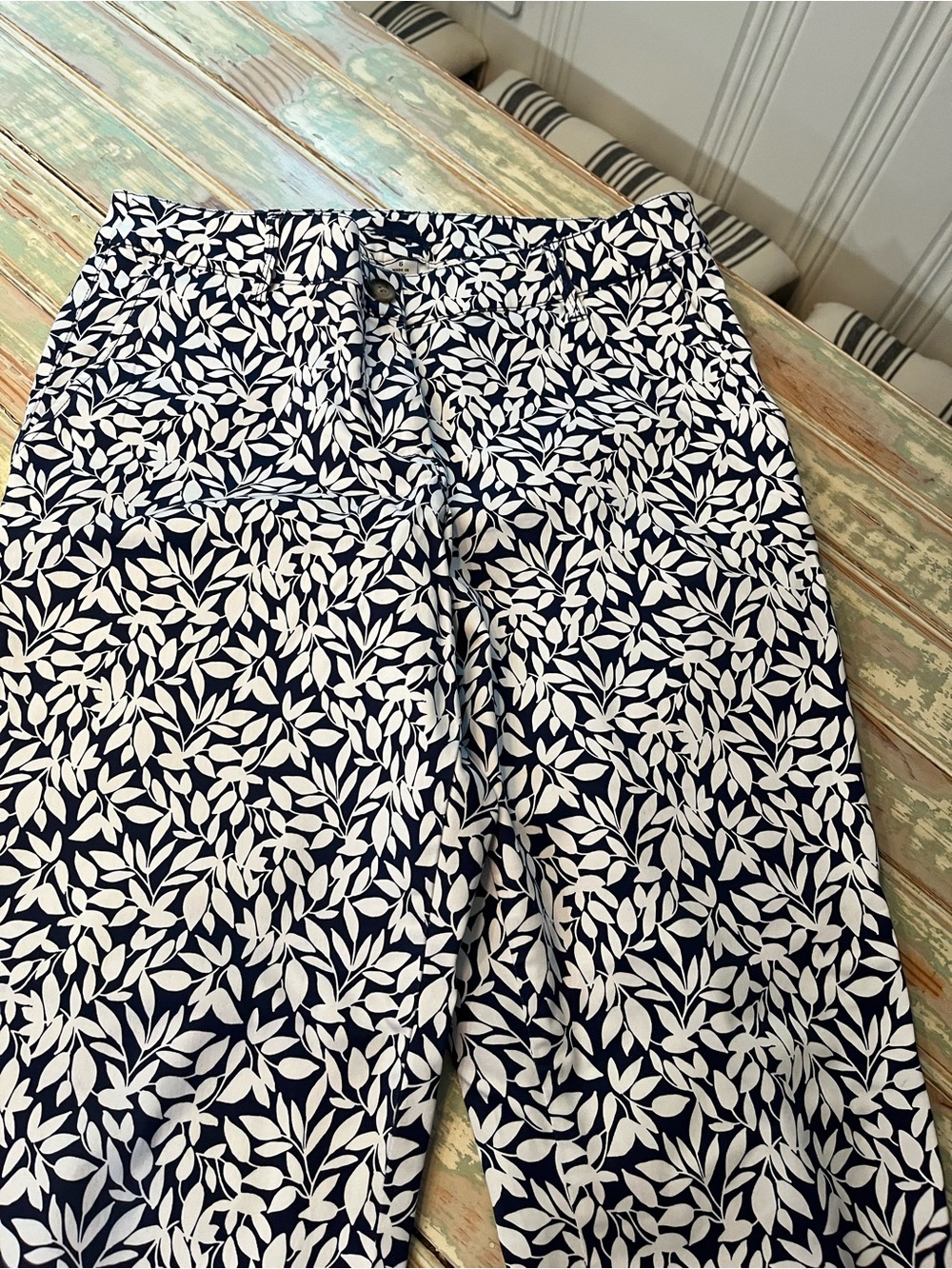 Tommy Bahama Navy and White Leaf-Print Capris